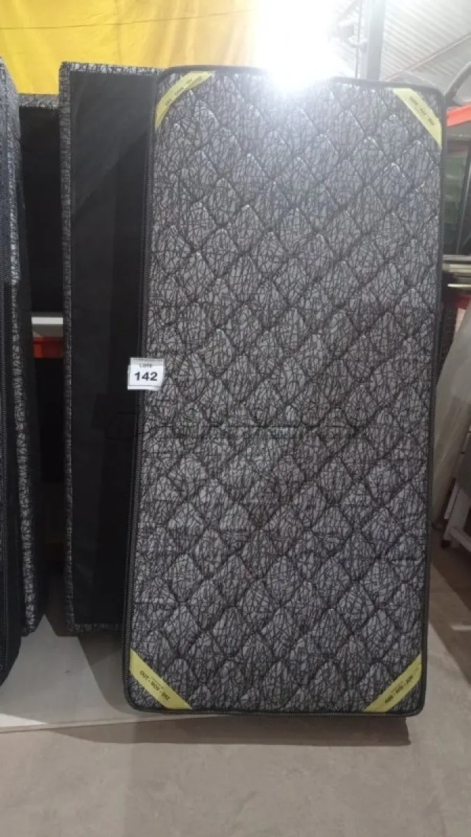 LOTE 142 - 01 COLCHÃO SOLTEIRO COM BASE 1,88CM X 0,88CM. (NO ESTADO EM QUE SE ENCONTRA. SUJEITO A AVARIAS OCULTAS/VISÍVEIS.) BJ7221C