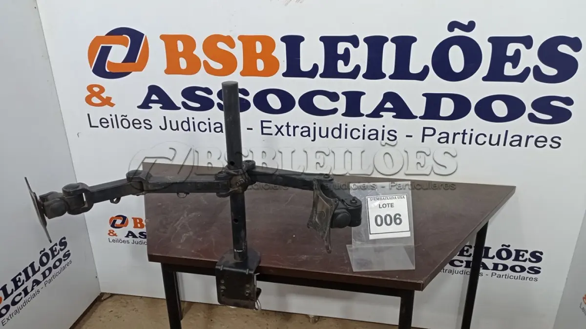 LOTE 006 - 01 SUPORTE DUPLO PARA MONITORES. (NO ESTADO EM QUE SE ENCONTRA. SUJEITO A AVARIAS OCULTAS/VISÍVEIS.)