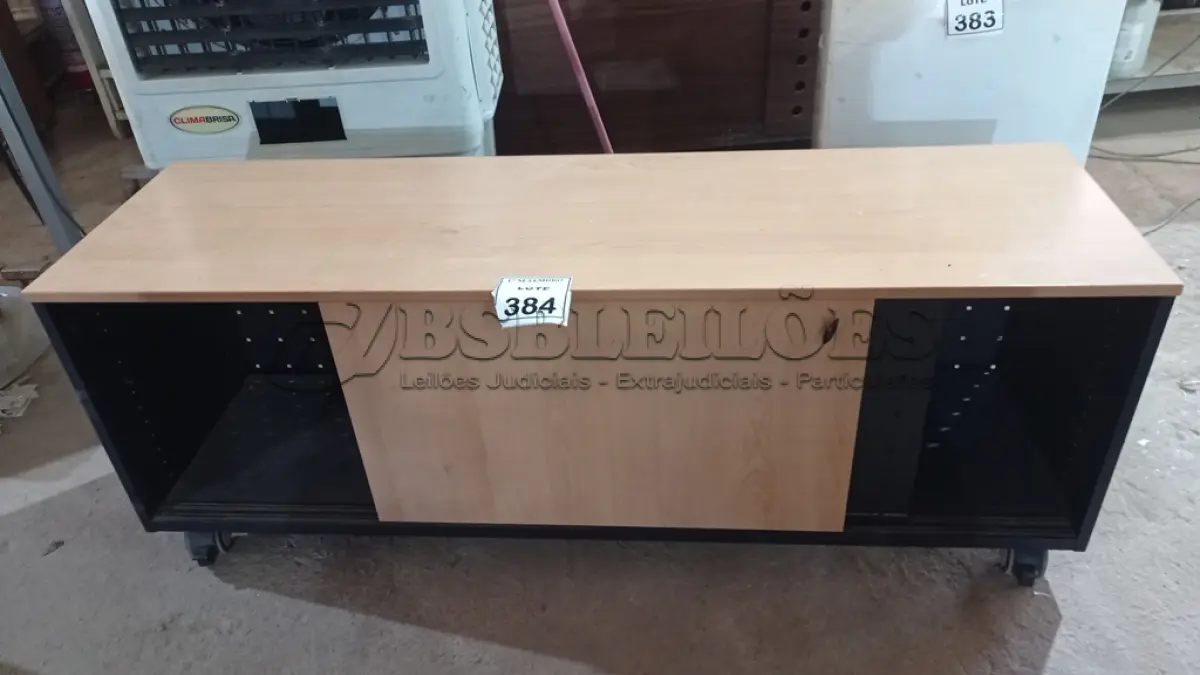 LOTE 384 - 01 RACK 02 PORTAS DE CORRER COM RODINHAS. (NO ESTADO) ATENÇÃO! FAZER A VISITAÇÃO ANTES DE ARREMATAR, NÃO SABEMOS SE FUNCIONA, LEILÃO NÃO TEM GARANTIA E NEM DEVOLUÇÃO, SUJEITO A POSSÍVEIS AVARIAS VISÍVEIS/OCULTAS E/OU AUSÊNCIA DE COMPONENTES.
