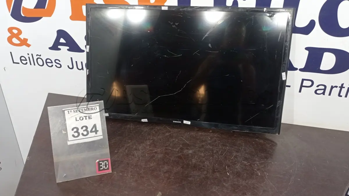 LOTE 334 - 01 TV LCD 32’’ MARCA SAMSUNG. (NO ESTADO) ATENÇÃO! FAZER A VISITAÇÃO ANTES DE ARREMATAR, NÃO SABEMOS SE FUNCIONA, LEILÃO NÃO TEM GARANTIA E NEM DEVOLUÇÃO, SUJEITO A POSSÍVEIS AVARIAS VISÍVEIS/OCULTAS E/OU AUSÊNCIA DE COMPONENTES.