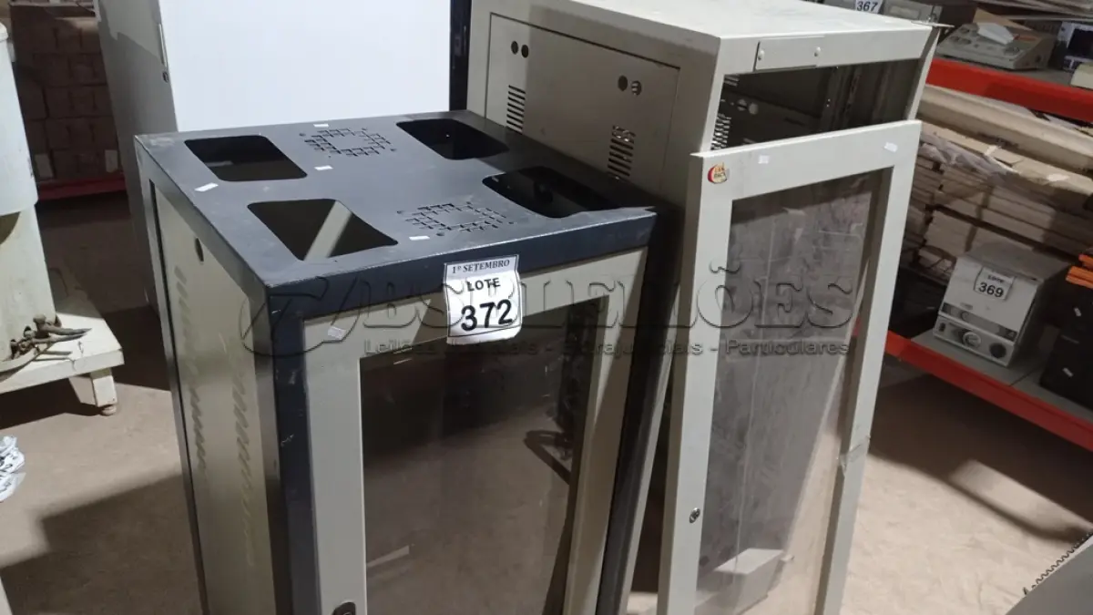 LOTE 372 - 02 RACKS DE FERRO COM PORTA DE ACRÍLICO. (NO ESTADO) ATENÇÃO! FAZER A VISITAÇÃO ANTES DE ARREMATAR, NÃO SABEMOS SE FUNCIONA, LEILÃO NÃO TEM GARANTIA E NEM DEVOLUÇÃO, SUJEITO A POSSÍVEIS AVARIAS VISÍVEIS/OCULTAS E/OU AUSÊNCIA DE COMPONENTES.
