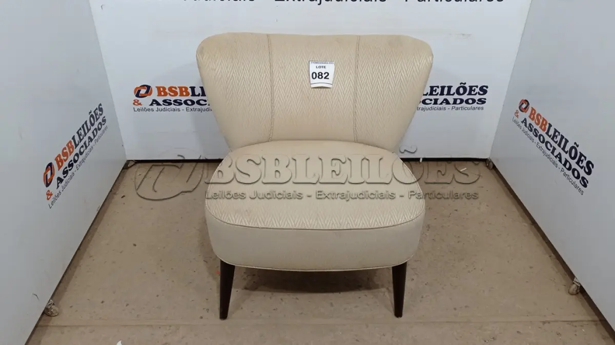 LOTE 082 - 01 POLTRONA ESTOFADA. (NO ESTADO EM QUE SE ENCONTRA. SUJEITO A AVARIAS OCULTAS/VISÍVEIS.) AU2132G