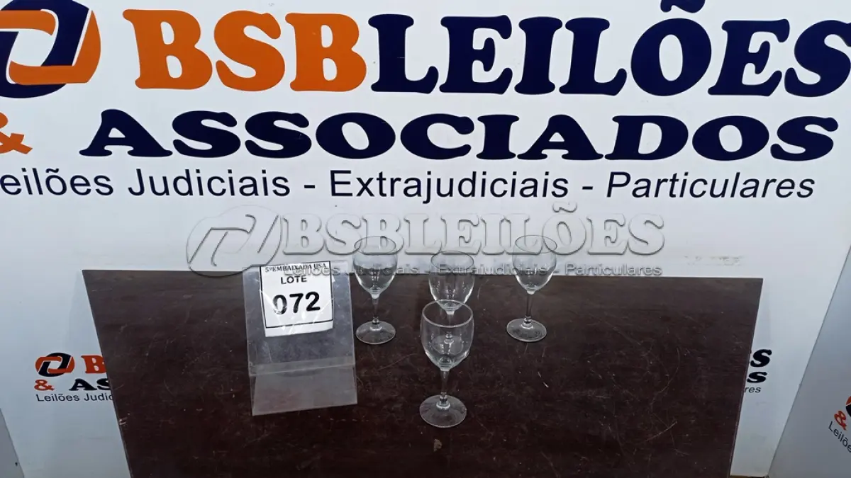 LOTE 072 - 04 TAÇAS EM VIDRO. (NO ESTADO EM QUE SE ENCONTRA. SUJEITO A AVARIAS OCULTAS/VISÍVEIS.)