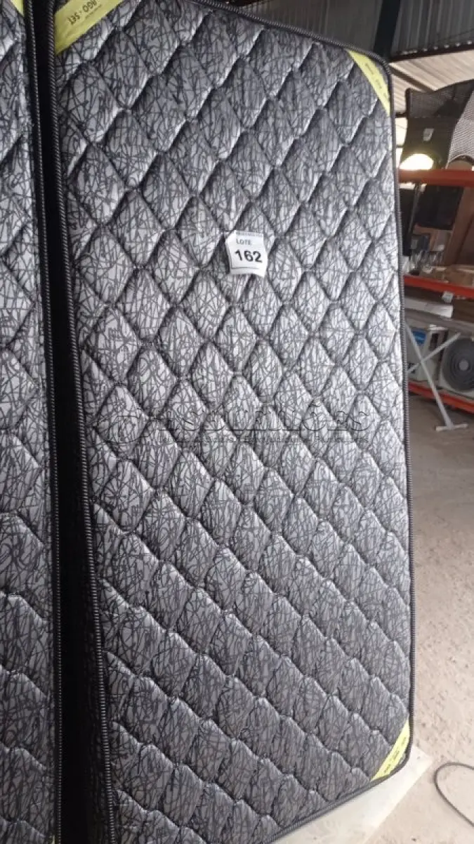 LOTE 162 - 01 COLCHÃO SOLTEIRO COM BASE 1,88CM X 0,88CM. (NO ESTADO EM QUE SE ENCONTRA. SUJEITO A AVARIAS OCULTAS/VISÍVEIS.) BJ7219W