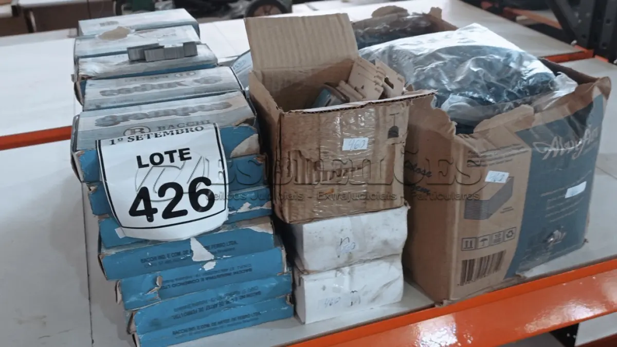 LOTE 426 - 01 LOTE COM GRANDE QUANTIDADE DE BLOCOS DE ANOTAÇÕES, GRAMPOS, LACRES, FOLHAS DE ETIQUETAS, DISJUNTORES E 02 LIXEIRAS. (NO ESTADO) ATENÇÃO! FAZER A VISITAÇÃO ANTES DE ARREMATAR, NÃO SABEMOS SE FUNCIONA, LEILÃO NÃO TEM GARANTIA E NEM DEVOLUÇÃO, SUJEITO A POSSÍVEIS AVARIAS VISÍVEIS/OCULTAS E/OU AUSÊNCIA DE COMPONENTES.