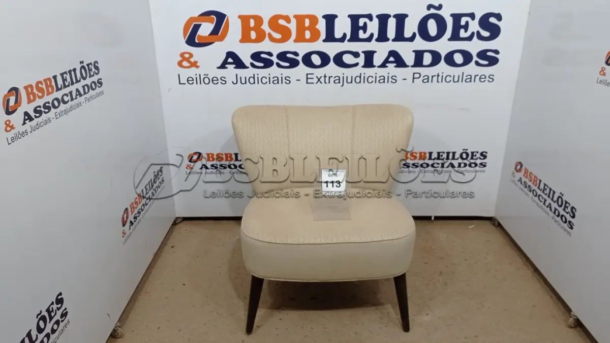 LOTE 113 - 01 POLTRONA ESTOFADA. (NO ESTADO EM QUE SE ENCONTRA. SUJEITO A AVARIAS OCULTAS/VISÍVEIS.) BJ7189G