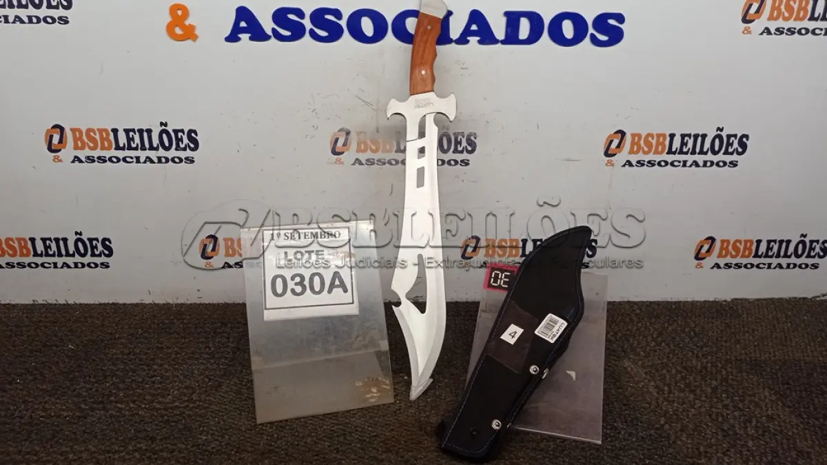 LOTE 030 - 01 FACÃO  IMPORTADA AÇO INOXIDÁVEL CABO EM MADEIRA  FULL TANG BAINHA DE NYLON TAMANHO TOTAL 50CM PESO 526G JÁ AFIADA  . (NO ESTADO) ATENÇÃO! FAZER A VISITAÇÃO ANTES DE ARREMATAR, NÃO SABEMOS SE FUNCIONA, LEILÃO NÃO TEM GARANTIA E NEM DEVOLUÇÃO, SUJEITO A POSSÍVEIS AVARIAS VISÍVEIS/OCULTAS E/OU AUSÊNCIA DE COMPONENTES.