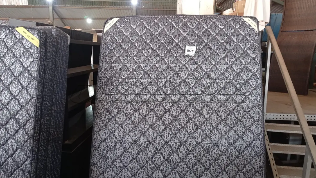 LOTE 091 - 01 COLCHÃO DE CASAL COM BASE 1,98CM X 1,58CM. (NO ESTADO EM QUE SE ENCONTRA. SUJEITO A AVARIAS OCULTAS/VISÍVEIS.)  BF8670G/ AU1901N