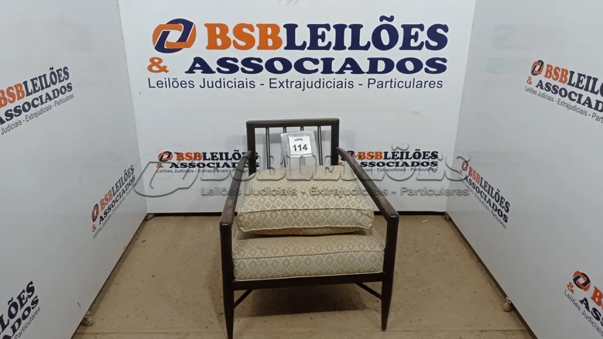 LOTE 114 - 01 POLTRONA. (NO ESTADO EM QUE SE ENCONTRA. SUJEITO A AVARIAS OCULTAS/VISÍVEIS.)AU2176U
