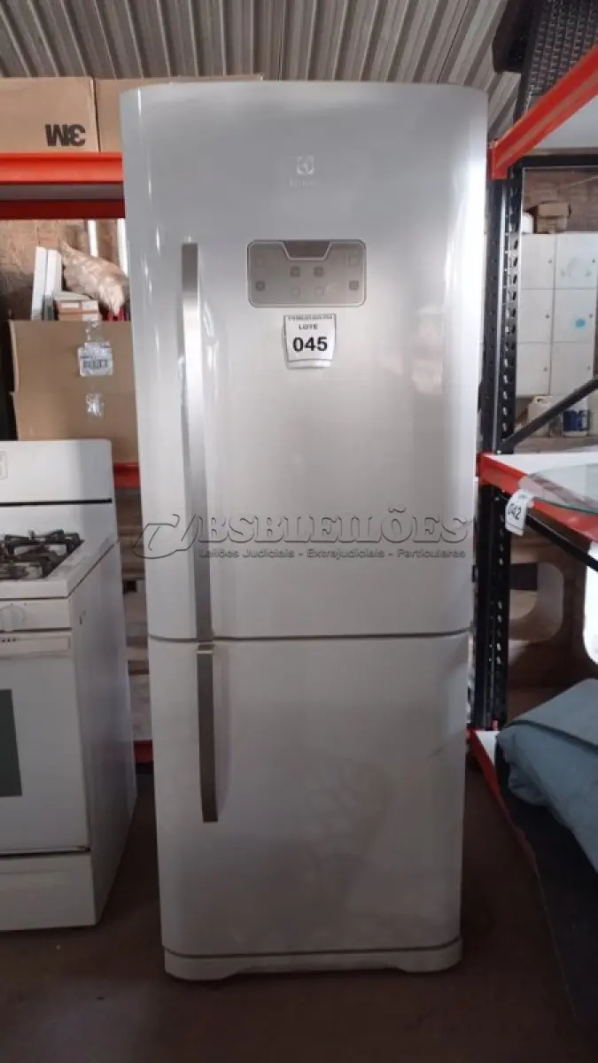 LOTE 045 - 01 GELADEIRA ELECTROLUX 220V. (NO ESTADO EM QUE SE ENCONTRA. SUJEITO A AVARIAS OCULTAS/VISÍVEIS.) BF8676R