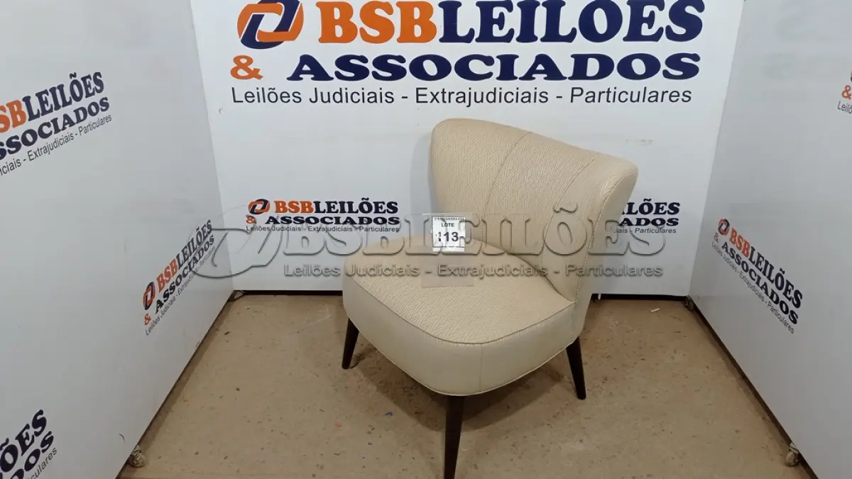 LOTE 113 - 01 POLTRONA ESTOFADA. (NO ESTADO EM QUE SE ENCONTRA. SUJEITO A AVARIAS OCULTAS/VISÍVEIS.) BJ7189G