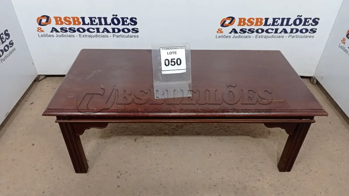 LOTE 050 - 01 MESA DE CENTRO. (NO ESTADO EM QUE SE ENCONTRA. SUJEITO A AVARIAS OCULTAS/VISÍVEIS.) BJ7205D