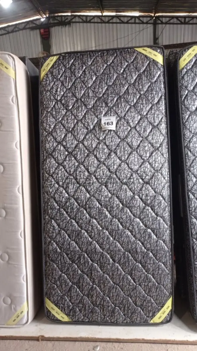 LOTE 163 - 01 COLCHÃO SOLTEIRO COM BASE 1,88CM X 0,88CM. (NO ESTADO EM QUE SE ENCONTRA. SUJEITO A AVARIAS OCULTAS/VISÍVEIS.) BJ7222K
