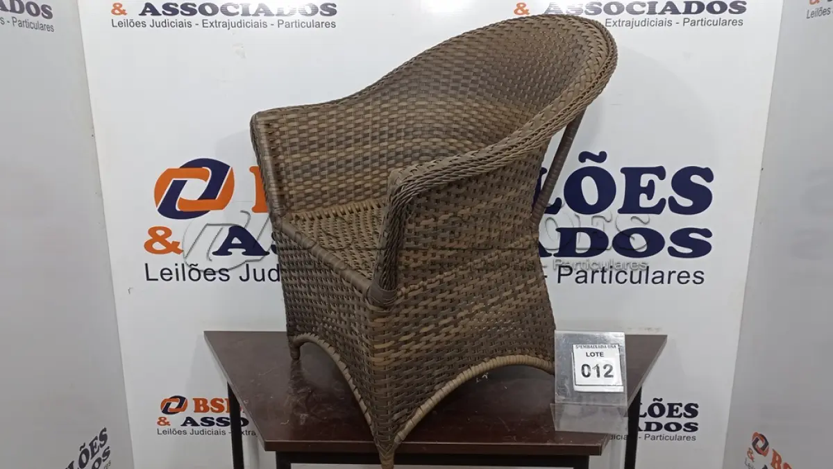 LOTE 012 - 01 CADEIRA DE JARDIM. (NO ESTADO EM QUE SE ENCONTRA. SUJEITO A AVARIAS OCULTAS/VISÍVEIS.) AV9405Y