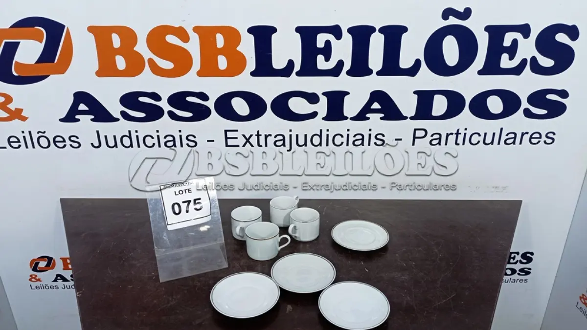 LOTE 075 - 04 XÍCARAS COM 04 PIRES. (NO ESTADO EM QUE SE ENCONTRA. SUJEITO A AVARIAS OCULTAS/VISÍVEIS.)