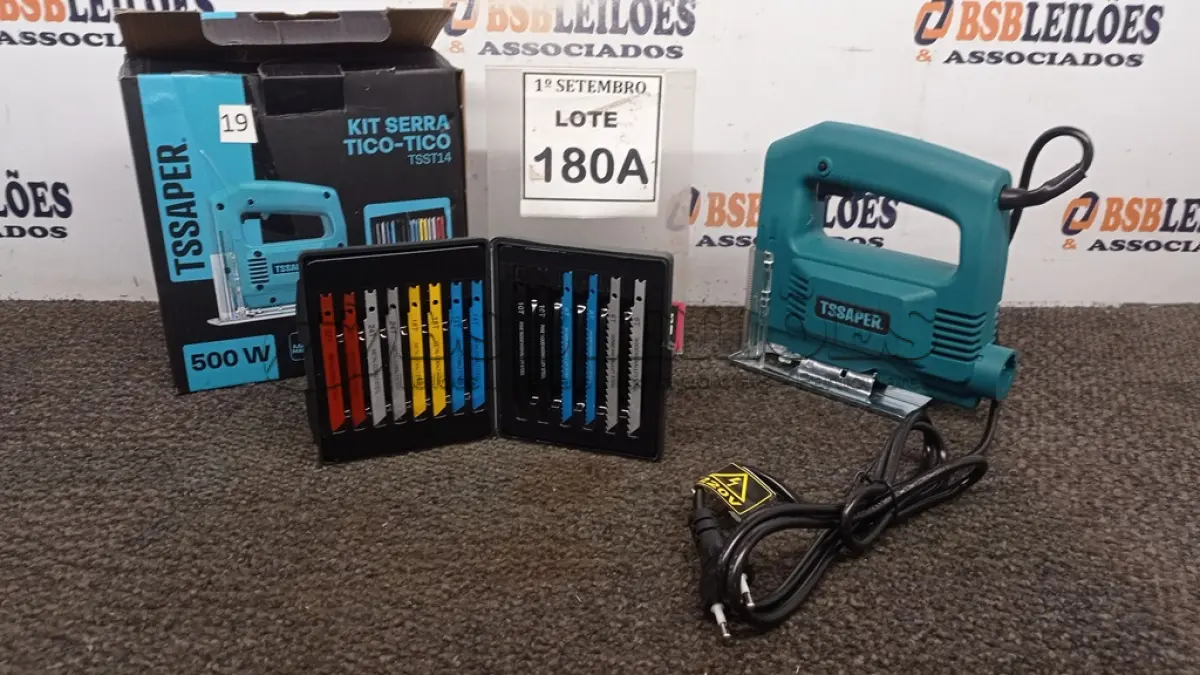 LOTE 180 - 01 KIT SERRA TICO-TICO 220V 500W + MALETA COM 14 SERRAS PARA MEDEIRA E METAL. (NO ESTADO) ATENÇÃO! FAZER A VISITAÇÃO ANTES DE ARREMATAR, NÃO SABEMOS SE FUNCIONA, LEILÃO NÃO TEM GARANTIA E NEM DEVOLUÇÃO, SUJEITO A POSSÍVEIS AVARIAS VISÍVEIS/OCULTAS E/OU AUSÊNCIA DE COMPONENTES.