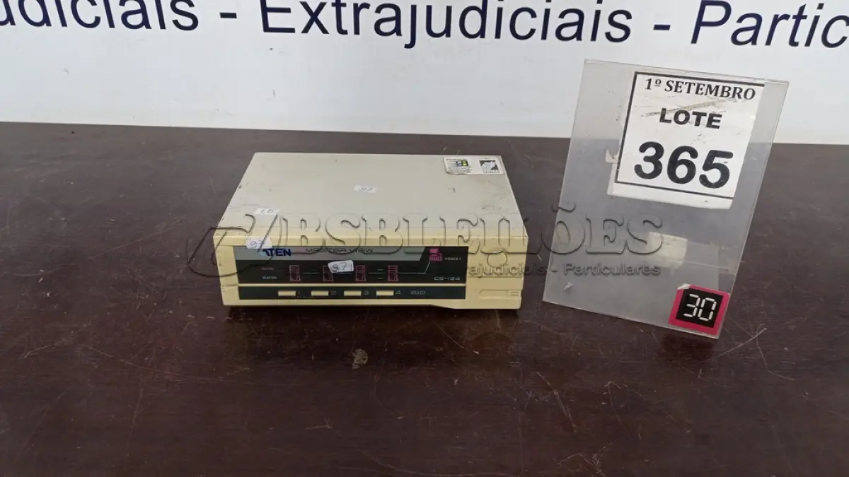 LOTE 365 - 01 SWITCH KVM ATEM MASTER VIEW. (NO ESTADO) ATENÇÃO! FAZER A VISITAÇÃO ANTES DE ARREMATAR, NÃO SABEMOS SE FUNCIONA, LEILÃO NÃO TEM GARANTIA E NEM DEVOLUÇÃO, SUJEITO A POSSÍVEIS AVARIAS VISÍVEIS/OCULTAS E/OU AUSÊNCIA DE COMPONENTES.