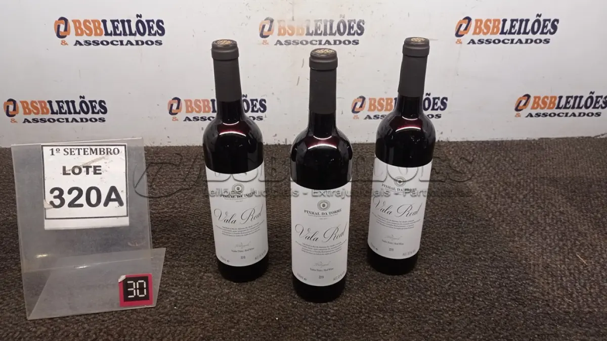 LOTE 320 - 03 GARRAFAS DE VINHO TINTO VALA REAL PORTUGUÊS SAFRA 2019 750ML. (NO ESTADO) ATENÇÃO! FAZER A VISITAÇÃO ANTES DE ARREMATAR, NÃO SABEMOS SE FUNCIONA, LEILÃO NÃO TEM GARANTIA E NEM DEVOLUÇÃO, SUJEITO A POSSÍVEIS AVARIAS VISÍVEIS/OCULTAS E/OU AUSÊNCIA DE COMPONENTES.