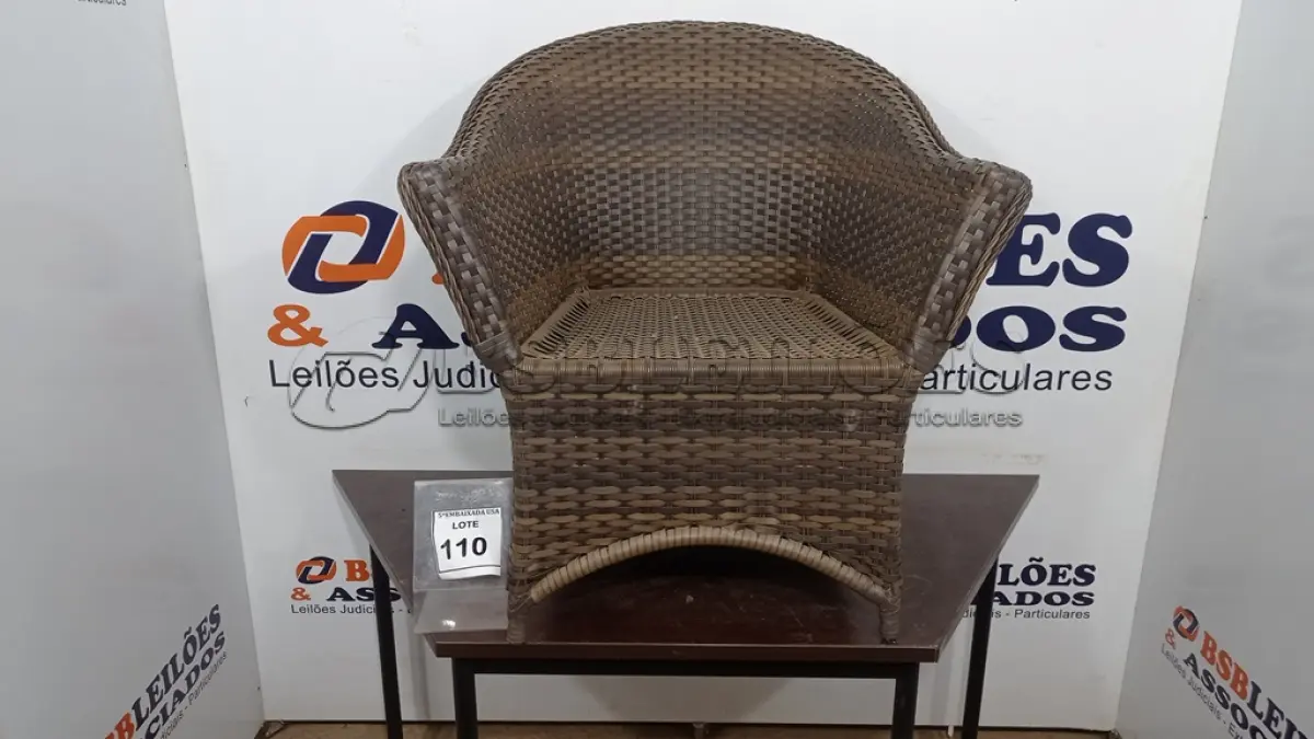 LOTE 110 - 01 CADEIRA DE JARDIM. (NO ESTADO EM QUE SE ENCONTRA. SUJEITO A AVARIAS OCULTAS/VISÍVEIS.) AV9405U
