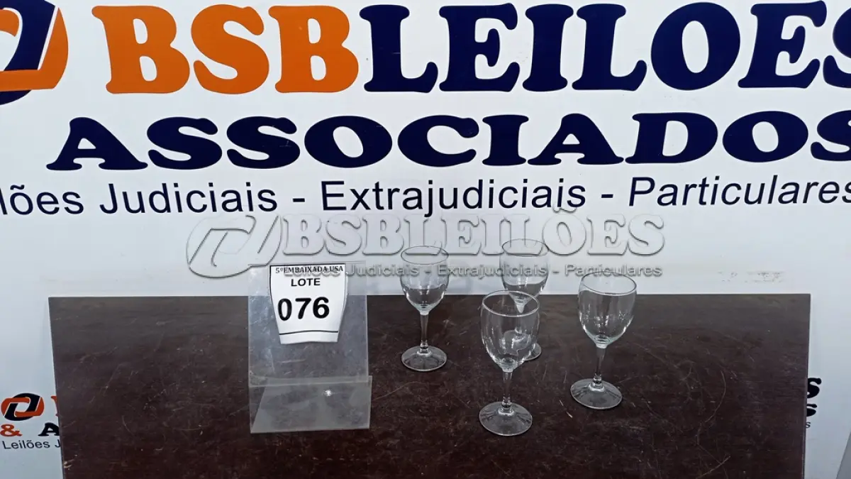 LOTE 076 - 04 TAÇAS EM VIDRO. (NO ESTADO EM QUE SE ENCONTRA. SUJEITO A AVARIAS OCULTAS/VISÍVEIS.)