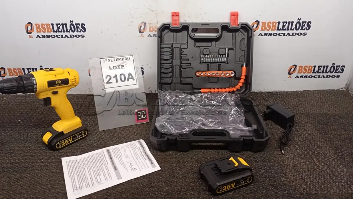 LOTE 210 - 01 PARAFUSADEIRA 36V DUAS BATERIAS COM MALETA E BITS. (NO ESTADO) ATENÇÃO! FAZER A VISITAÇÃO ANTES DE ARREMATAR, NÃO SABEMOS SE FUNCIONA, LEILÃO NÃO TEM GARANTIA E NEM DEVOLUÇÃO, SUJEITO A POSSÍVEIS AVARIAS VISÍVEIS/OCULTAS E/OU AUSÊNCIA DE COMPONENTES.