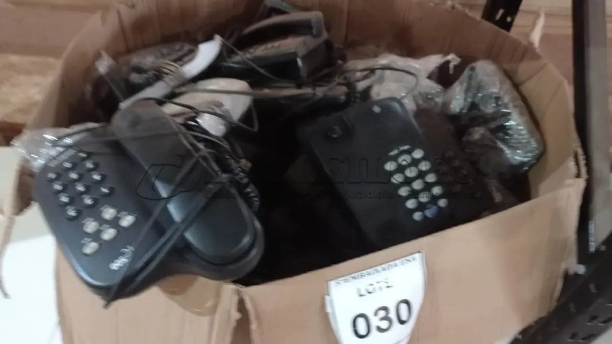 LOTE 030 - 50 APARELHOS TELEFÔNICOS. (NO ESTADO EM QUE SE ENCONTRA. SUJEITO A AVARIAS OCULTAS/VISÍVEIS.)