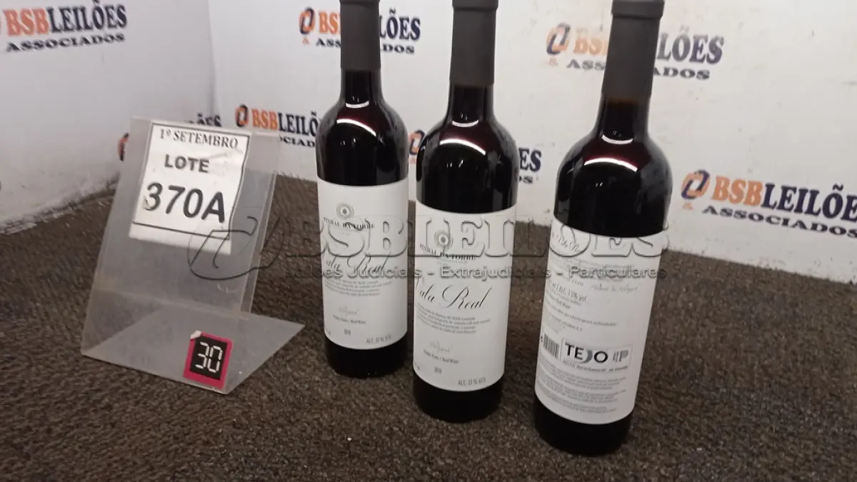 LOTE 370 - 03 GARRAFAS DE VINHO TINTO VALA REAL PORTUGUÊS SAFRA 2019 750ML. (NO ESTADO) ATENÇÃO! FAZER A VISITAÇÃO ANTES DE ARREMATAR, NÃO SABEMOS SE FUNCIONA, LEILÃO NÃO TEM GARANTIA E NEM DEVOLUÇÃO, SUJEITO A POSSÍVEIS AVARIAS VISÍVEIS/OCULTAS E/OU AUSÊNCIA DE COMPONENTES.