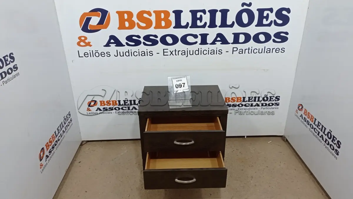 LOTE 097 - 01 MESA DE CABECEIRA. (NO ESTADO EM QUE SE ENCONTRA. SUJEITO A AVARIAS OCULTAS/VISÍVEIS.) BJ6878X