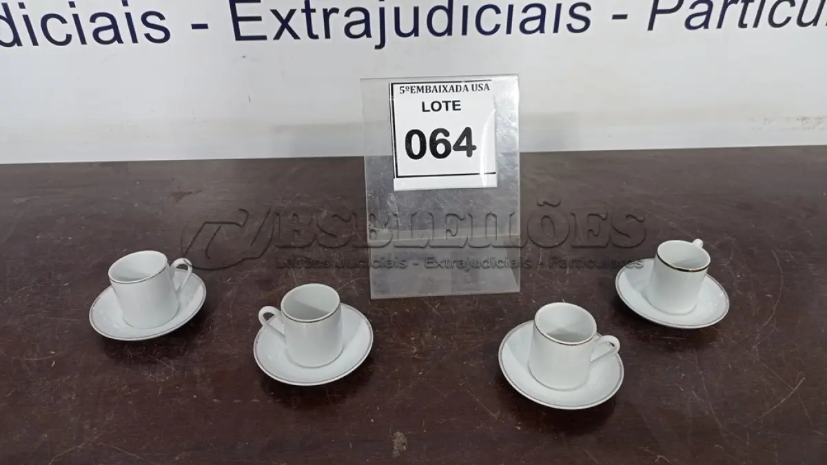 LOTE 064 - 04 XÍCARAS COM 04 PIRES. (NO ESTADO EM QUE SE ENCONTRA. SUJEITO A AVARIAS OCULTAS/VISÍVEIS.)