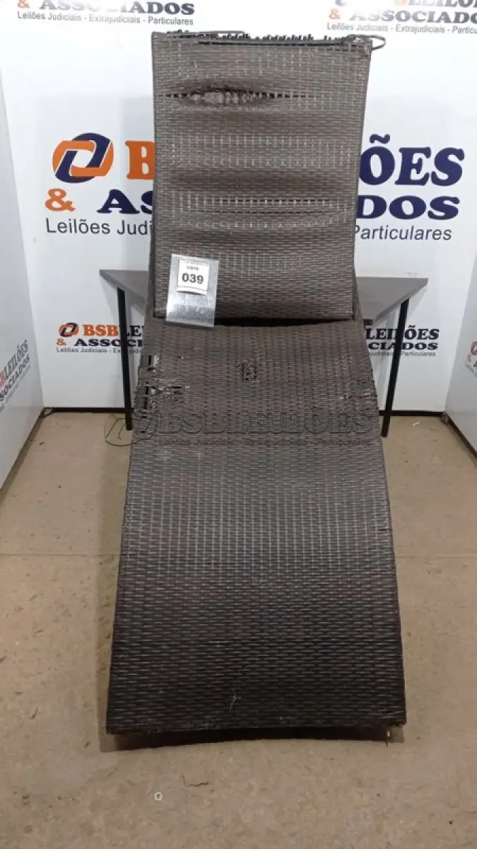 LOTE 039 - 01 ESPREGUIÇADEIRA. (NO ESTADO EM QUE SE ENCONTRA. SUJEITO A AVARIAS OCULTAS/VISÍVEIS.) BH1669H