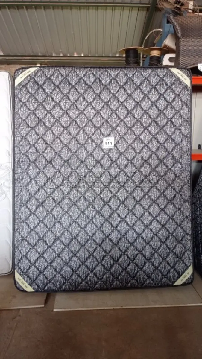 LOTE 111 - 01 COLCHÃO DE CASAL COM BASES 1,98CM X 1,58CM. (NO ESTADO EM QUE SE ENCONTRA. SUJEITO A AVARIAS OCULTAS/VISÍVEIS.) BJ7226S