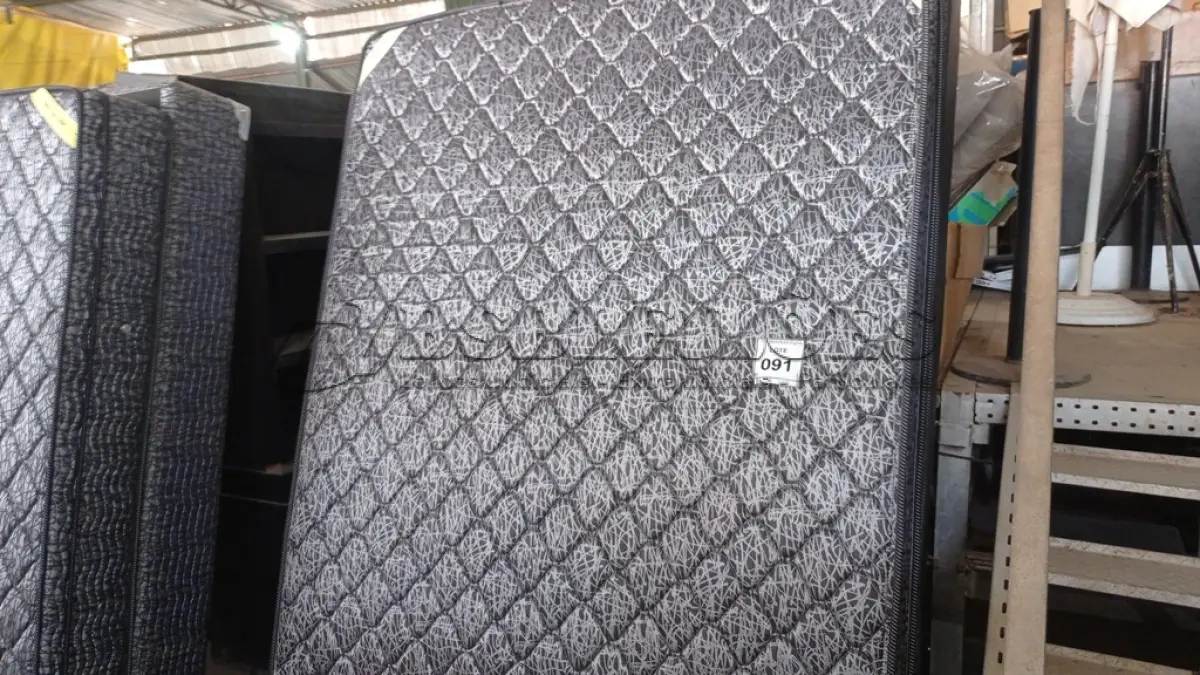 LOTE 091 - 01 COLCHÃO DE CASAL COM BASE 1,98CM X 1,58CM. (NO ESTADO EM QUE SE ENCONTRA. SUJEITO A AVARIAS OCULTAS/VISÍVEIS.)  BF8670G/ AU1901N