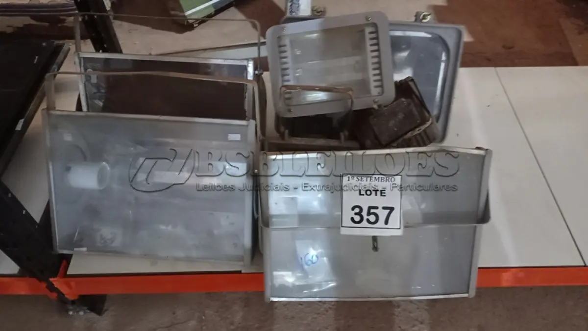 LOTE 357 - 08 REFLETORES DE TAMANHOS VARIADOS. (NO ESTADO) ATENÇÃO! FAZER A VISITAÇÃO ANTES DE ARREMATAR, NÃO SABEMOS SE FUNCIONA, LEILÃO NÃO TEM GARANTIA E NEM DEVOLUÇÃO, SUJEITO A POSSÍVEIS AVARIAS VISÍVEIS/OCULTAS E/OU AUSÊNCIA DE COMPONENTES.