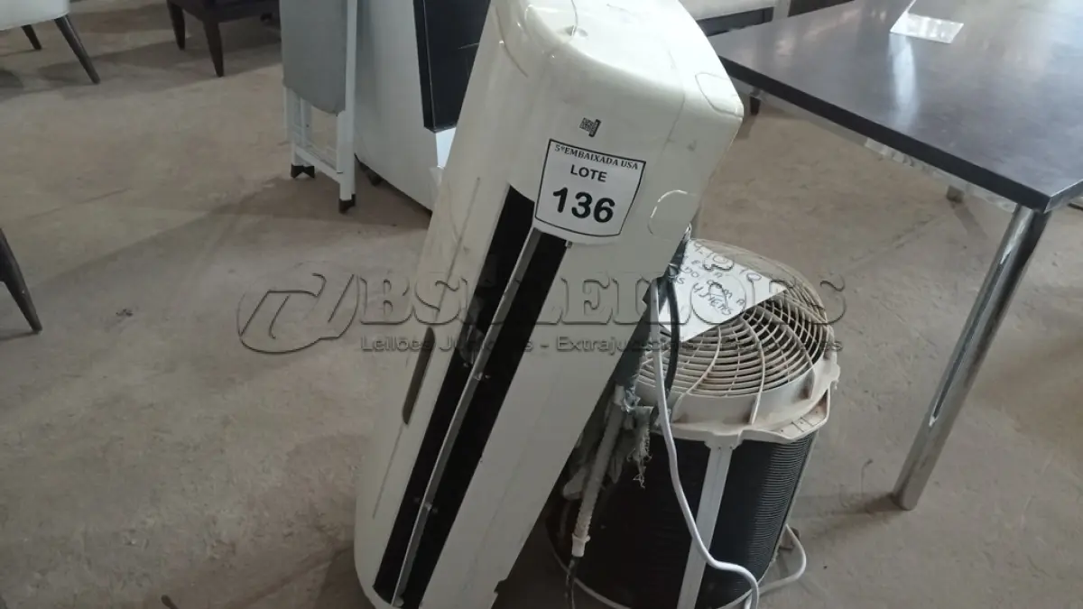 LOTE 136 - 01 AR CONDICIONADO SPRINGER 18.000BTUS. (NO ESTADO EM QUE SE ENCONTRA. SUJEITO A AVARIAS OCULTAS/VISÍVEIS.) BF8498R