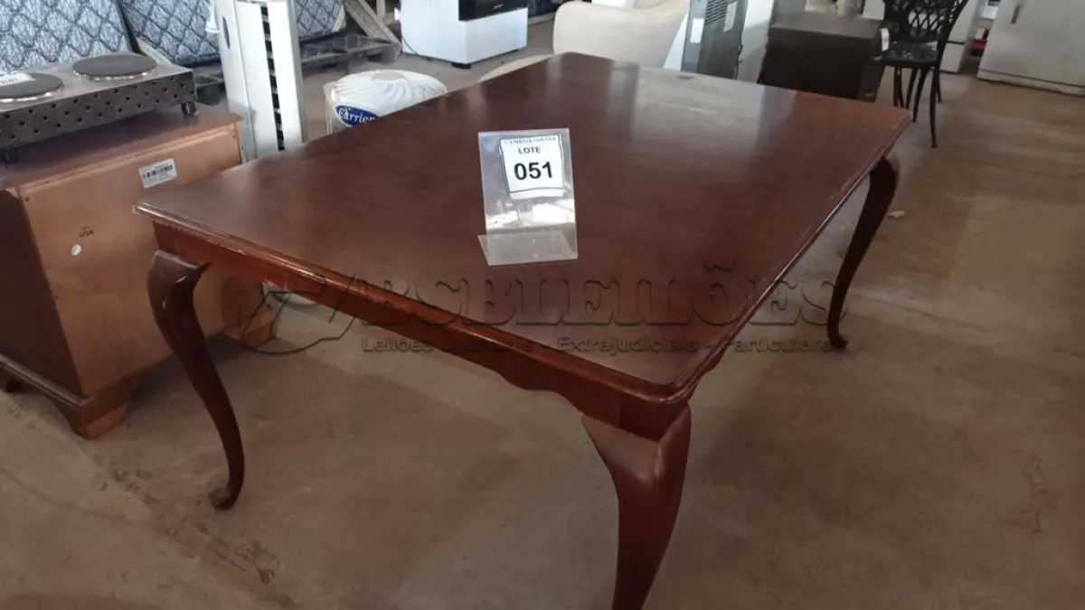 LOTE 051 - 01 MESA EM MADEIRA. (NO ESTADO EM QUE SE ENCONTRA. SUJEITO A AVARIAS OCULTAS/VISÍVEIS.)  AV9946C
