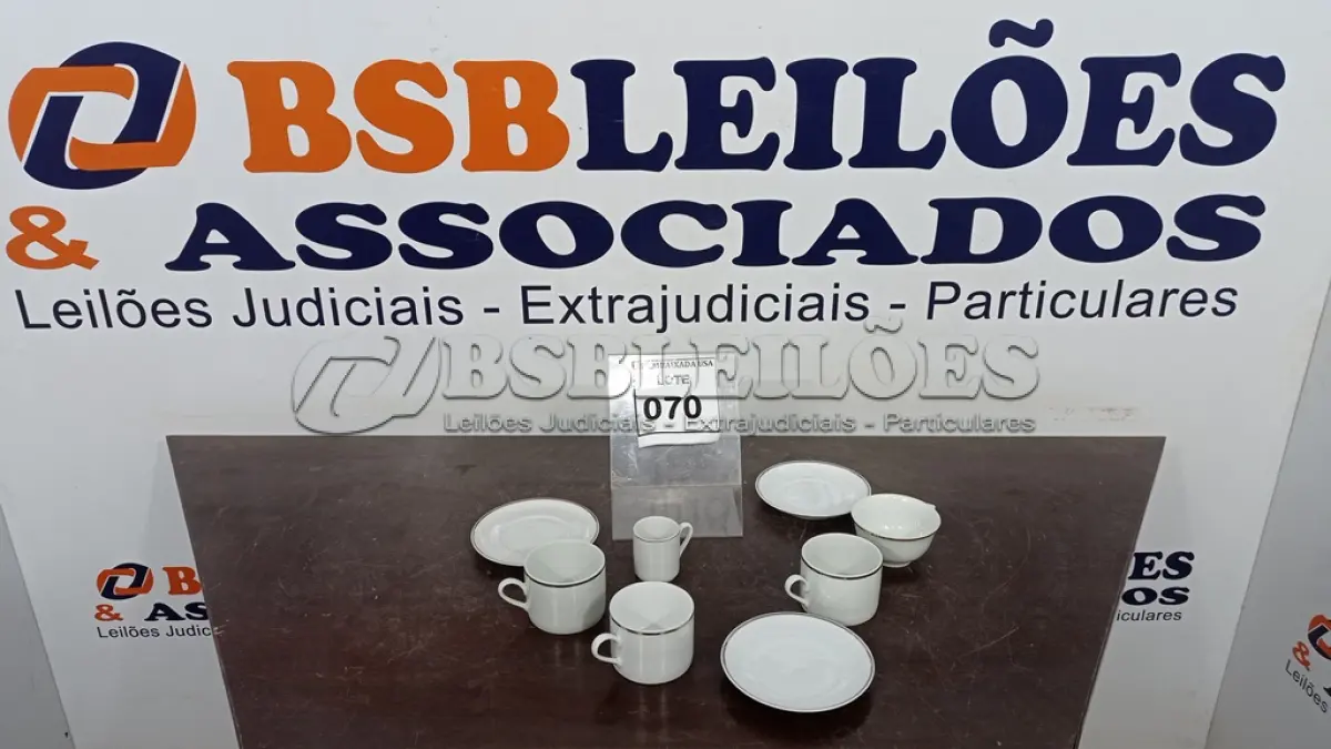 LOTE 070 - 04 XÍCARAS COM 03 PIRES. (NO ESTADO EM QUE SE ENCONTRA. SUJEITO A AVARIAS OCULTAS/VISÍVEIS.)