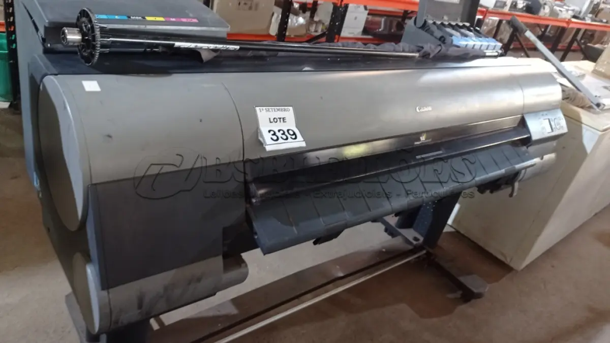 LOTE 339 - 01 PLOTTER MARCA CANON MODELO IPF 8400. (NO ESTADO) ATENÇÃO! FAZER A VISITAÇÃO ANTES DE ARREMATAR, NÃO SABEMOS SE FUNCIONA, LEILÃO NÃO TEM GARANTIA E NEM DEVOLUÇÃO, SUJEITO A POSSÍVEIS AVARIAS VISÍVEIS/OCULTAS E/OU AUSÊNCIA DE COMPONENTES.