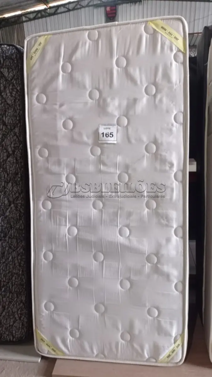 LOTE 165 - 01 COLCHÃO SOLTEIRO COM BASE 1,88CM X 0,88CM. (NO ESTADO EM QUE SE ENCONTRA. SUJEITO A AVARIAS OCULTAS/VISÍVEIS.) BJ7496G