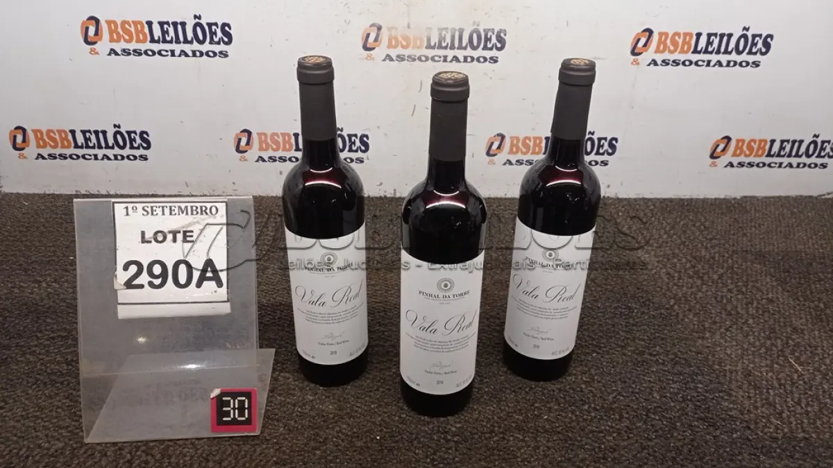 LOTE 290 - 03 GARRAFAS DE VINHO TINTO VALA REAL PORTUGUÊS SAFRA 2019 750ML. (NO ESTADO) ATENÇÃO! FAZER A VISITAÇÃO ANTES DE ARREMATAR, NÃO SABEMOS SE FUNCIONA, LEILÃO NÃO TEM GARANTIA E NEM DEVOLUÇÃO, SUJEITO A POSSÍVEIS AVARIAS VISÍVEIS/OCULTAS E/OU AUSÊNCIA DE COMPONENTES.