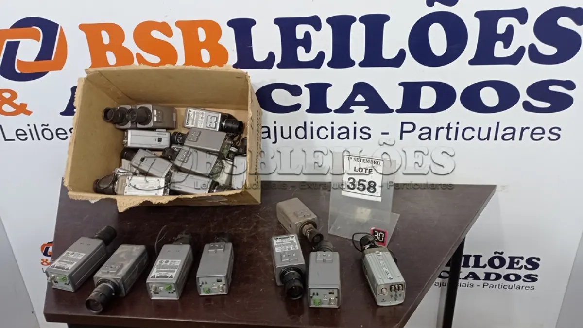 LOTE 358 - 01 LOTE COM GRANDE QUANTIDADE DE CÂMERAS DE MONITORAMENTO DE MARCAS E MODELOS VARIADOS (NO ESTADO) ATENÇÃO! FAZER A VISITAÇÃO ANTES DE ARREMATAR, NÃO SABEMOS SE FUNCIONA, LEILÃO NÃO TEM GARANTIA E NEM DEVOLUÇÃO, SUJEITO A POSSÍVEIS AVARIAS VISÍVEIS/OCULTAS E/OU AUSÊNCIA DE COMPONENTES.