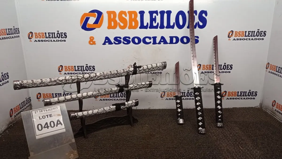 LOTE 040 - 03 ESPADAS KATANA ORNAMENTAL COM SUPORTE. (NO ESTADO) ATENÇÃO! FAZER A VISITAÇÃO ANTES DE ARREMATAR, NÃO SABEMOS SE FUNCIONA, LEILÃO NÃO TEM GARANTIA E NEM DEVOLUÇÃO, SUJEITO A POSSÍVEIS AVARIAS VISÍVEIS/OCULTAS E/OU AUSÊNCIA DE COMPONENTES.