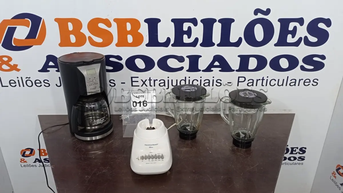 LOTE 016 - 01 CAFETEIRA ELECTROLUX 220V, 01 BASE DE LIGUIFICADORS HAMILTON BEACH 110V E 02 COPOS DE LIGUIFICADOR EM VIDRO. (NO ESTADO EM QUE SE ENCONTRA. SUJEITO A AVARIAS OCULTAS/VISÍVEIS.)