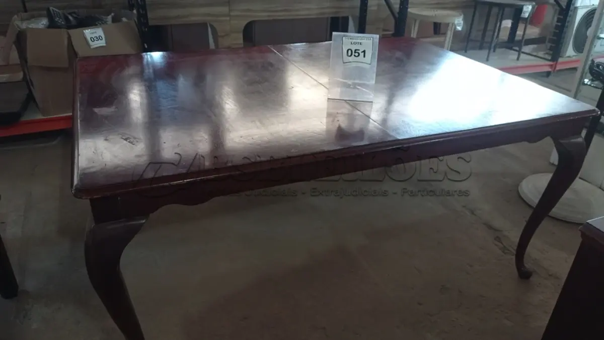 LOTE 051 - 01 MESA EM MADEIRA. (NO ESTADO EM QUE SE ENCONTRA. SUJEITO A AVARIAS OCULTAS/VISÍVEIS.)  AV9946C
