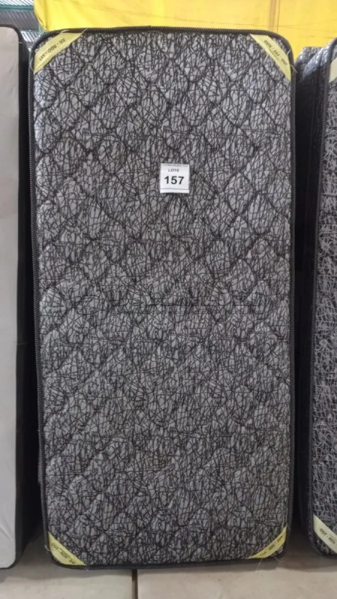 LOTE 157 - 01 COLCHÃO SOLTEIRO COM BASE 1,88CM X 0,88CM. (NO ESTADO EM QUE SE ENCONTRA. SUJEITO A AVARIAS OCULTAS/VISÍVEIS.) BJ7219R