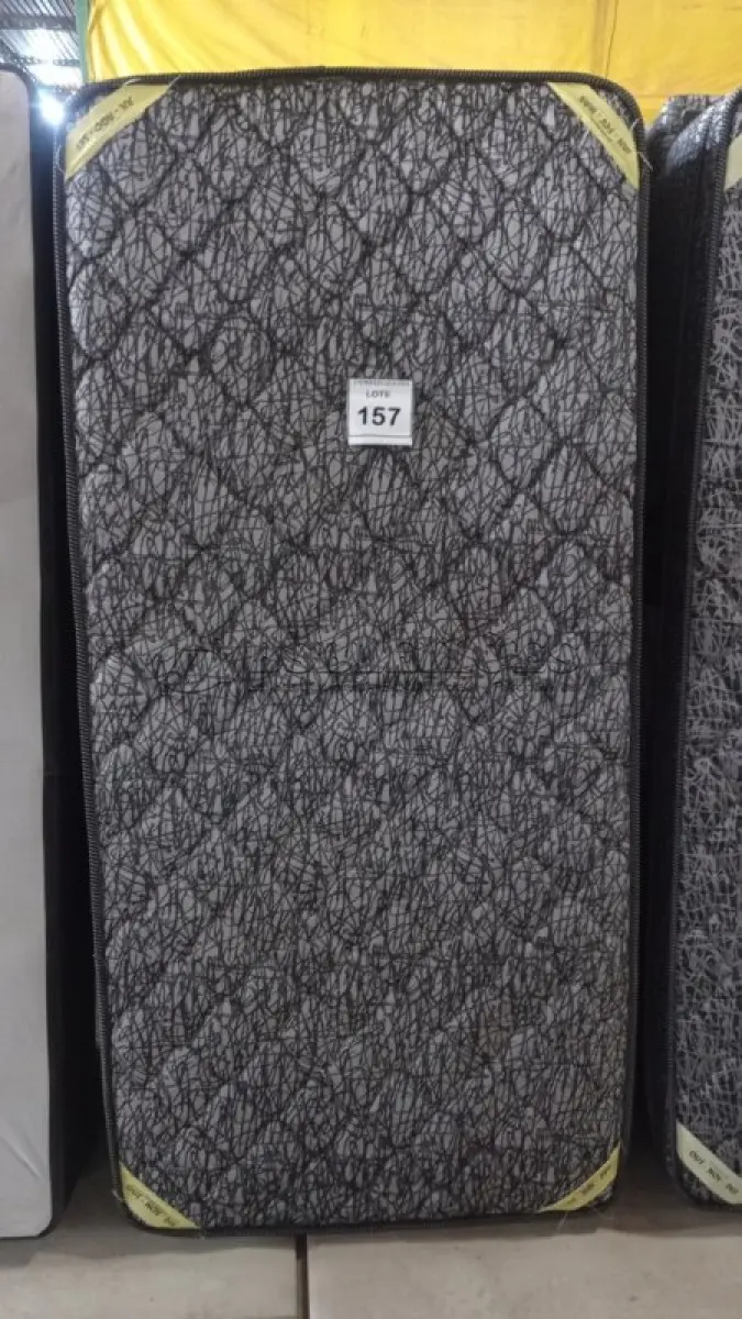 LOTE 157 - 01 COLCHÃO SOLTEIRO COM BASE 1,88CM X 0,88CM. (NO ESTADO EM QUE SE ENCONTRA. SUJEITO A AVARIAS OCULTAS/VISÍVEIS.) BJ7219R