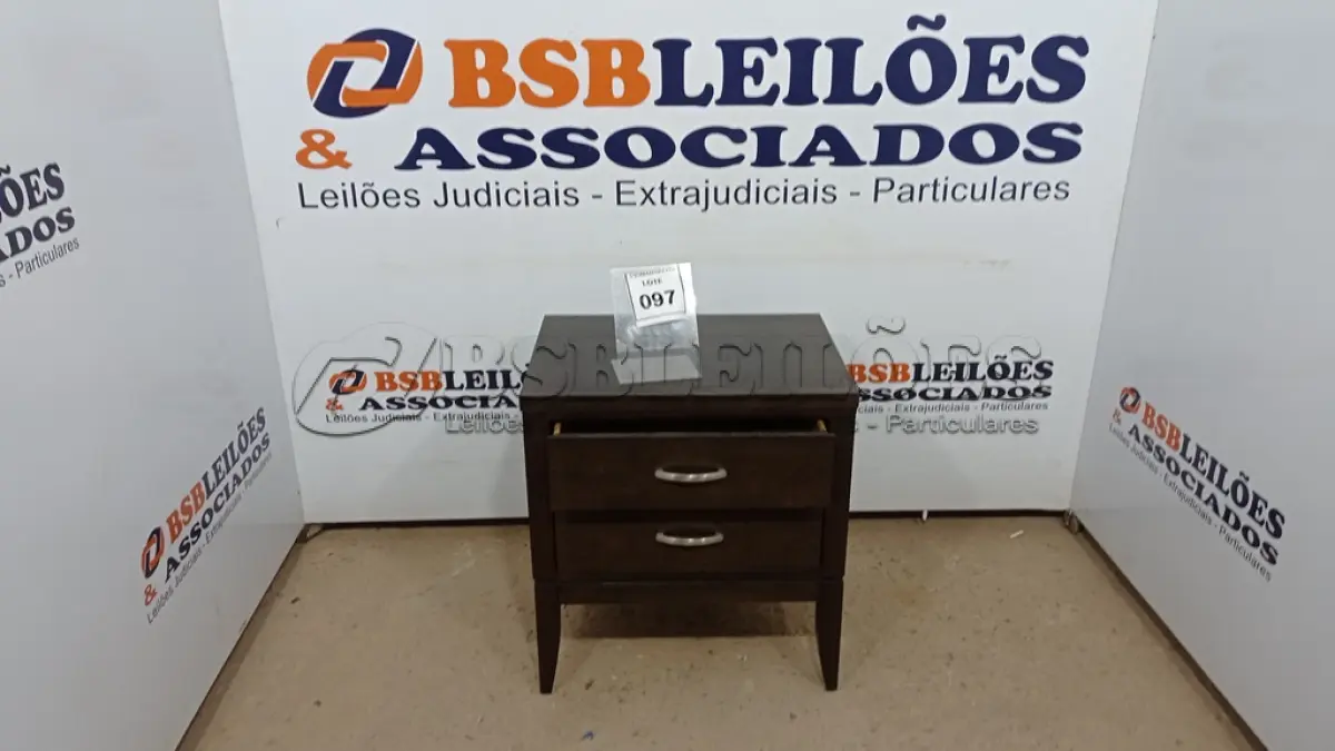 LOTE 097 - 01 MESA DE CABECEIRA. (NO ESTADO EM QUE SE ENCONTRA. SUJEITO A AVARIAS OCULTAS/VISÍVEIS.) BJ6878X