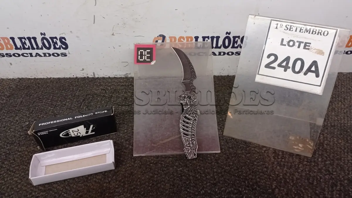 LOTE 240 - 01 CANIVETE CAVEIRA MODELO KARAMBIT. (NO ESTADO) ATENÇÃO! FAZER A VISITAÇÃO ANTES DE ARREMATAR, NÃO SABEMOS SE FUNCIONA, LEILÃO NÃO TEM GARANTIA E NEM DEVOLUÇÃO, SUJEITO A POSSÍVEIS AVARIAS VISÍVEIS/OCULTAS E/OU AUSÊNCIA DE COMPONENTES.