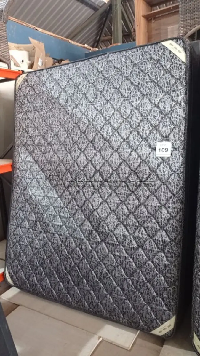 LOTE 109 - 01 COLCHÃO DE CASAL COM BASES 1,98CM X 1,58CM. (NO ESTADO EM QUE SE ENCONTRA. SUJEITO A AVARIAS OCULTAS/VISÍVEIS.)  AU2182A