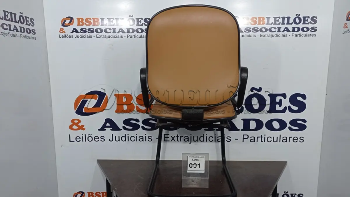 LOTE 001 - 01 CADEIRA. (NO ESTADO EM QUE SE ENCONTRA. SUJEITO A AVARIAS OCULTAS/VISÍVEIS.) BF8572Y