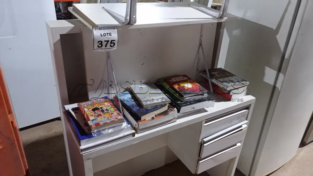 LOTE 375 - 01 RACK DE MADEIRA, 03 PRATELEIRAS E LIVROS DIVERSOS. (NO ESTADO) ATENÇÃO! FAZER A VISITAÇÃO ANTES DE ARREMATAR, NÃO SABEMOS SE FUNCIONA, LEILÃO NÃO TEM GARANTIA E NEM DEVOLUÇÃO, SUJEITO A POSSÍVEIS AVARIAS VISÍVEIS/OCULTAS E/OU AUSÊNCIA DE COMPONENTES